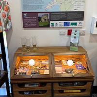 Lluniau ar wal a gwrthrychau amdan hanes or taith pererin